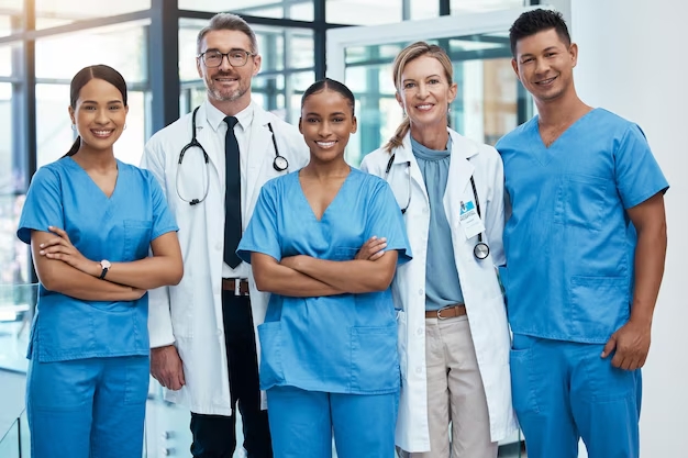 medecins-infirmiere-heureux-sourient-dans-hopital-travail-equipe-soutien-collaboration-diversite-qui